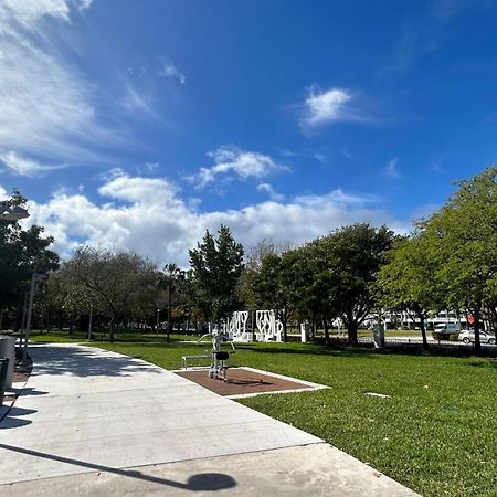 Stay One Street From The Beach Miami Beach Exterior photo