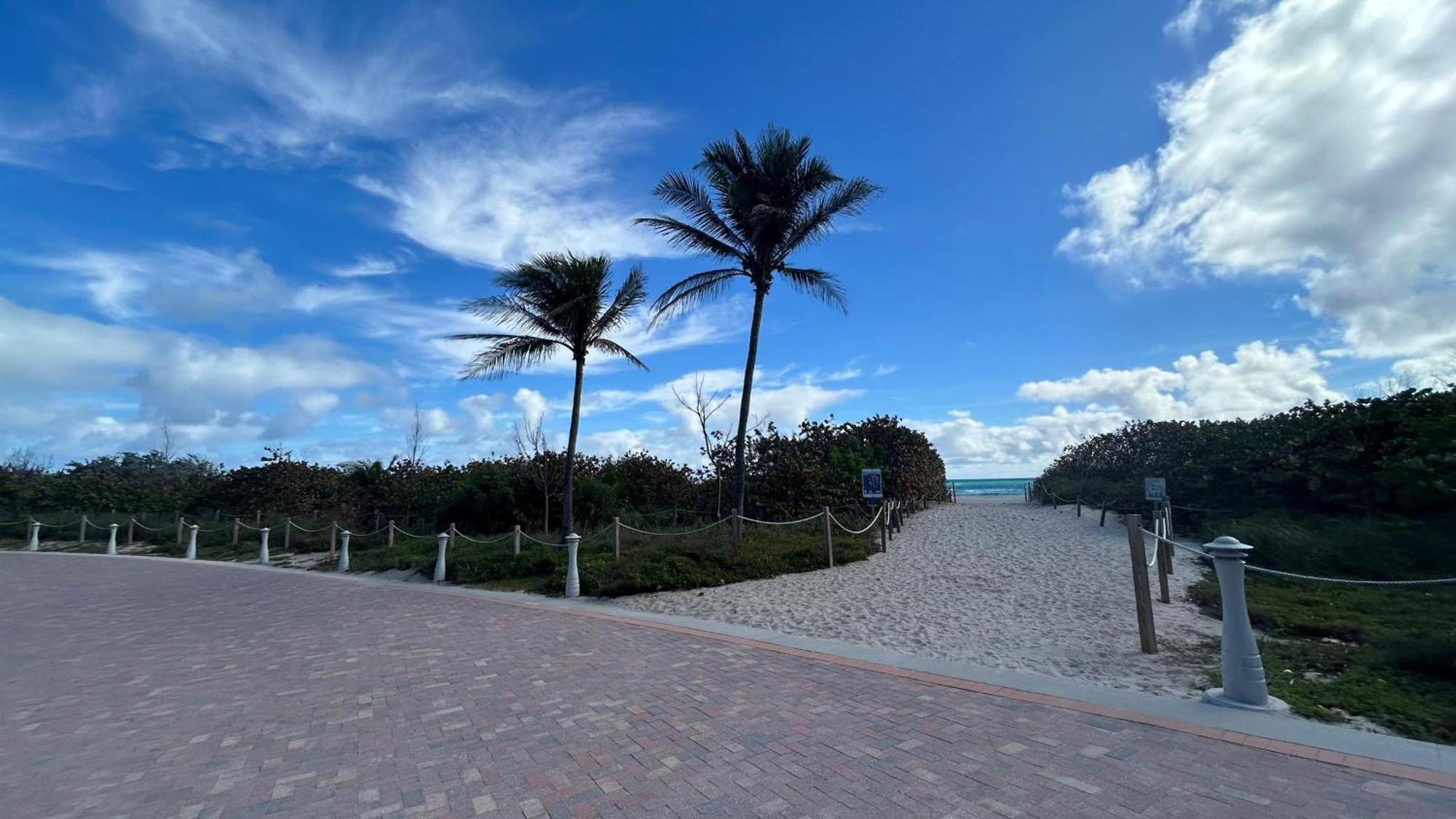 Stay One Street From The Beach Miami Beach Exterior photo