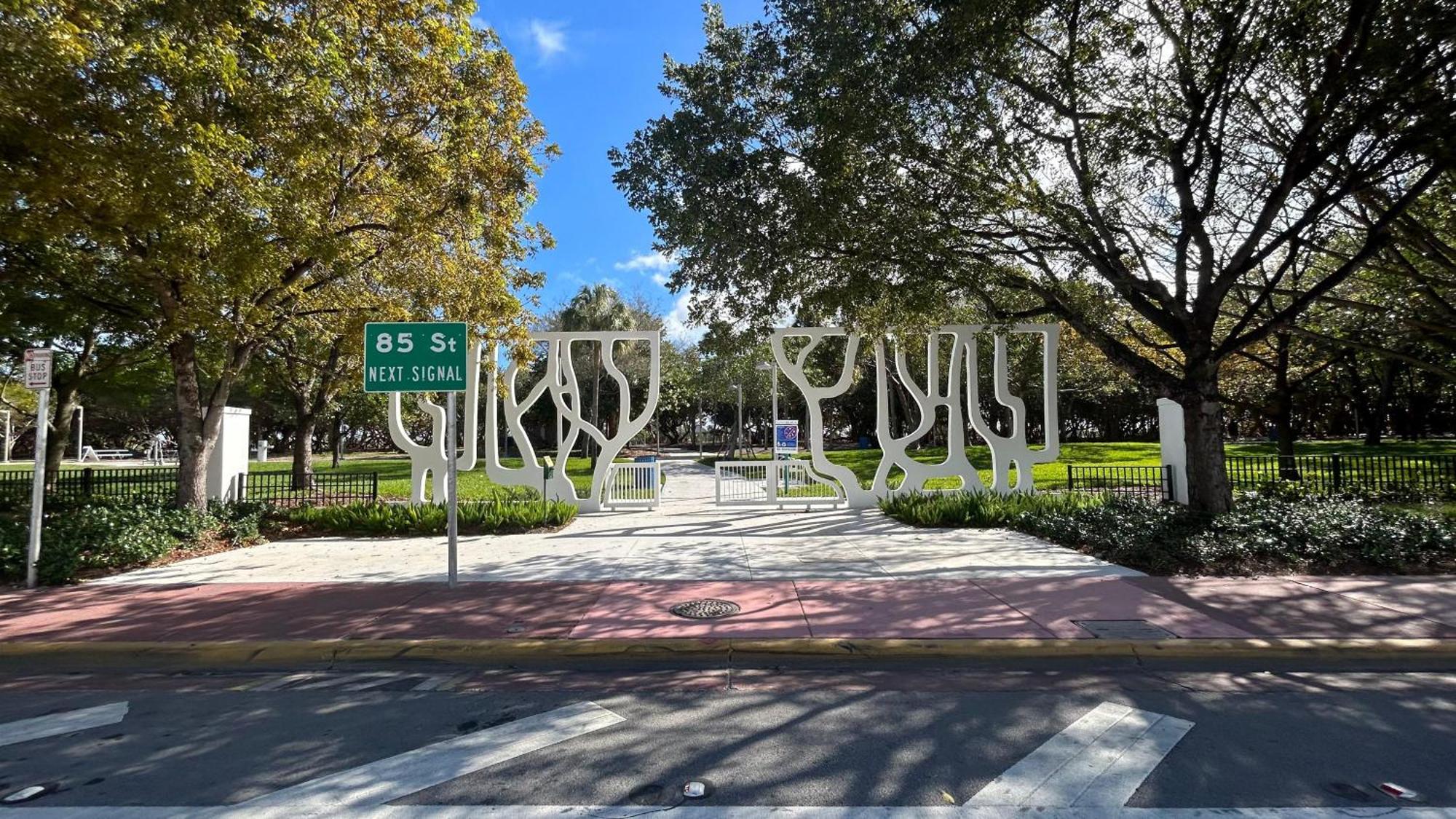 Stay One Street From The Beach Miami Beach Exterior photo